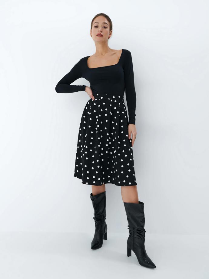 Puntíkovaná midi sukně. MOHITO, 499 Kč. 