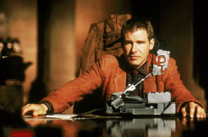 Rick Deckard patří k hrstce lidí, kteří dovedou přijít na to, kdo je člověk a kdo replikant...