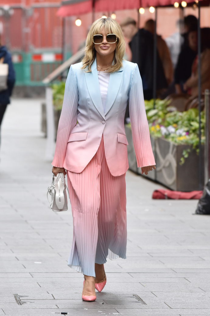 Ashley Roberts v duhových kalhotách a saku