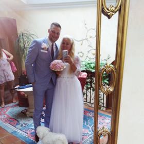 Monika zvolila klasické dlouhé šaty, nechyběl jejich psík, fenka Amálka.