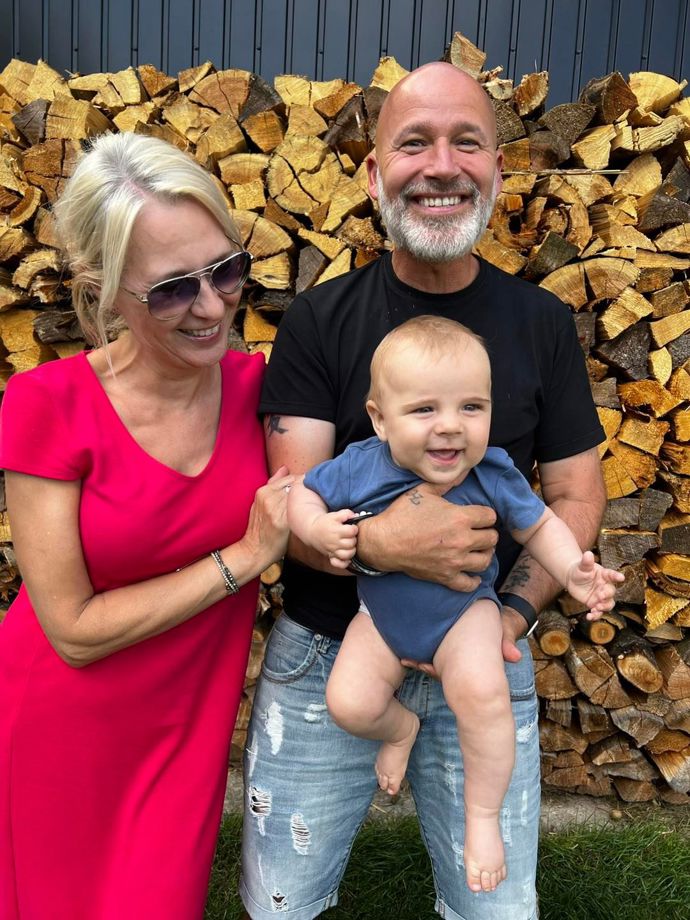 „S babičkou Ivetou máme od našich dcérenek a zeťáků vnoučátka čtyři. Sárinku, Kubíčka, Vikinku a nejmladšího Matyáška," píše Honza Musil k fotografii, na které pózuje se svým vnoučkem a svou bývalou ženou, se kterou má dodnes výborné vztahy.