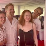 Režisér Jan Svěrák (vpravo) se na filmovém festivalu v Karlových Varech vyfotil i s redaktorkou webu Lifee.cz, Veronikou Novákovou (vlevo), Tomášem Klusem a herečkou Alenou Dolákovou.