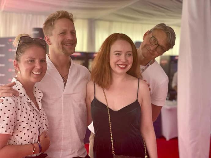 Režisér Jan Svěrák (vpravo) se na filmovém festivalu v Karlových Varech vyfotil i s redaktorkou webu Lifee.cz, Veronikou Novákovou (vlevo), Tomášem Klusem a herečkou Alenou Dolákovou.