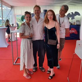 Jan Svěrák nejprve vesele přihlížel společnému focení, potom se rozhodl nenápadně připojit.