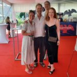 Nakonec Jan Svěrák vtipně vykukuje v pozadí a rozverně se usmívá.