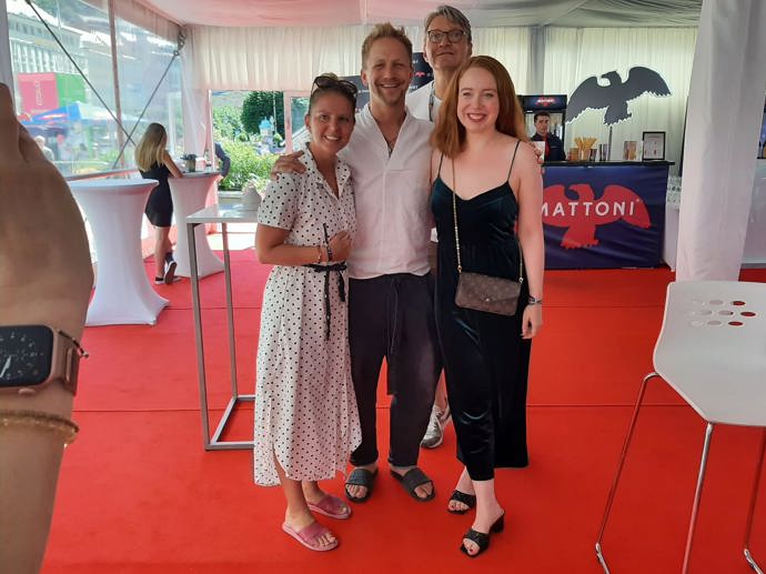 Nakonec Jan Svěrák vtipně vykukuje v pozadí a rozverně se usmívá.