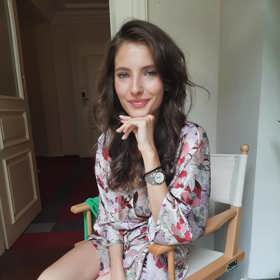 O vlasy se herečce starají v kadeřnickém salonu Franck Provost, který sídlí v Grandhotelu Pupp. Fotografii jsme nechali pořídit v závěru našeho rozhovoru.