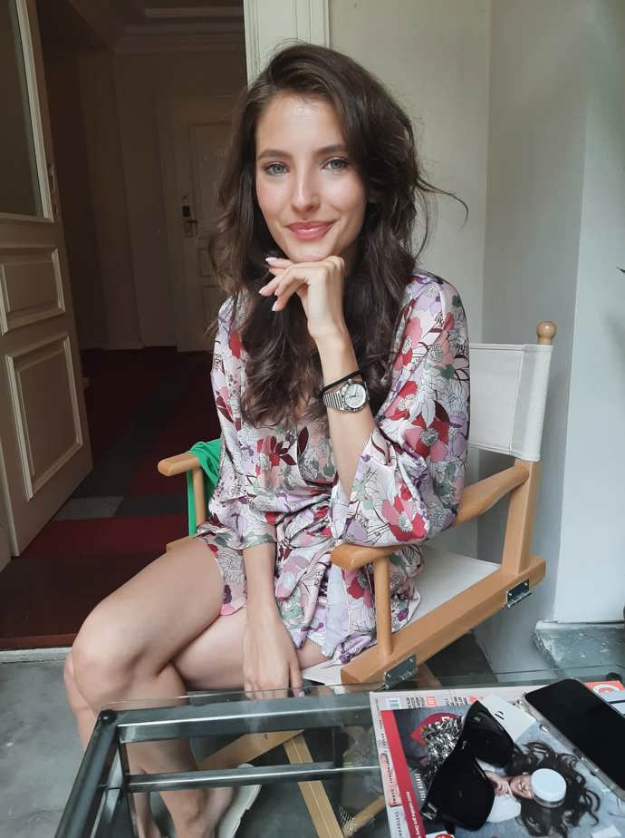 O vlasy se herečce starají v kadeřnickém salonu Franck Provost, který sídlí v Grandhotelu Pupp. Fotografii jsme nechali pořídit v závěru našeho rozhovoru.