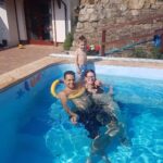 Jak Zachovi prozradili Milušce Bittnerové, léto stráví u babičky v bazénu. Ten Martin speciálně upravil, aby se mu lépe dostávalo z vody a do vody.