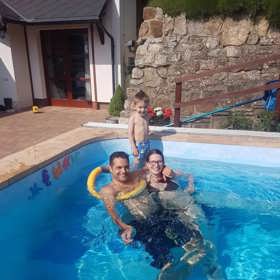 Jak Zachovi prozradili Milušce Bittnerové, léto stráví u babičky v bazénu. Ten Martin speciálně upravil, aby se mu lépe dostávalo z vody a do vody.