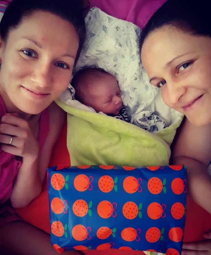 Syn prý oběma říká mámo, ale právně je s celou věcí trochu potíž.