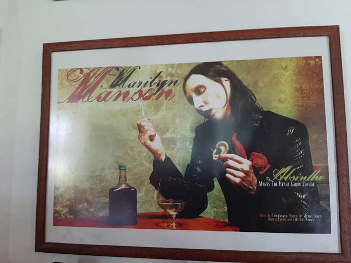 Od Johnnyho Deppa dostal kontakt na českého výrobce absinthu také výstřední zpěvák Marilyn Manson. Náhodou tak vznikla fotografie, která má parafrázovat malíře Vincenta van Gogha.