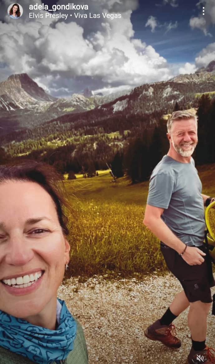 Je vidno, že manželský pár si v horách užívá zaslouženého odpočinku...