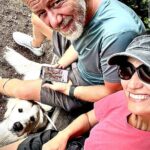 Společnost jim zde dělá jejich nerozlučná parťačka, dvouletá fenka retrívra Maybe.