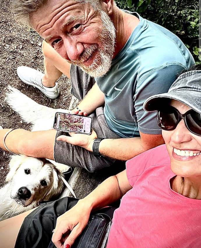 Společnost jim zde dělá jejich nerozlučná parťačka, dvouletá fenka retrívra Maybe.