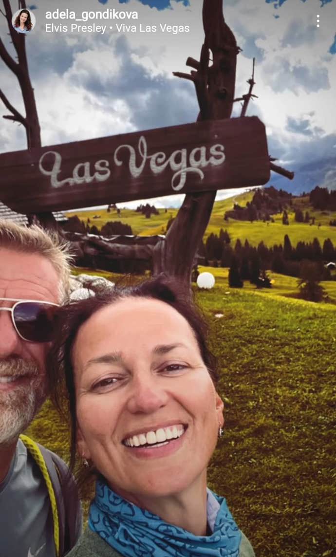 Chtěli snad směrovkou do Las Vegas něco naznačit? Oddaní jsou Adéla s Jiřím už tři roky.