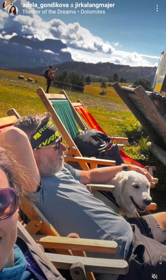 Pauzy mezi výlety do hor prokládá zamilovaný manželský pár pozorováním přírody.