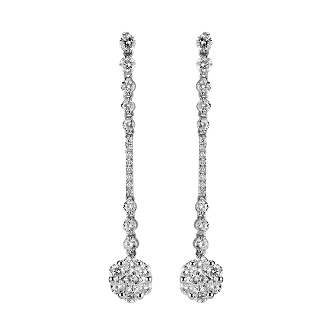 K rozpuštěným vlasům se krásně hodily dlouhé diamantové náušnice. Tyto si Petra také zapůjčila. 