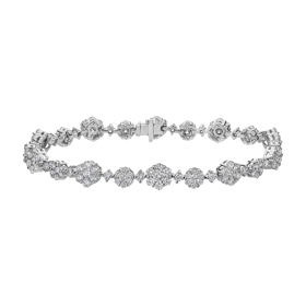 Ruku ozdobila tímto diamantovým náramkem a dvěma prsteny. 