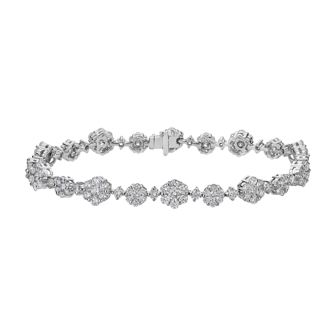 Ruku ozdobila tímto diamantovým náramkem a dvěma prsteny. 