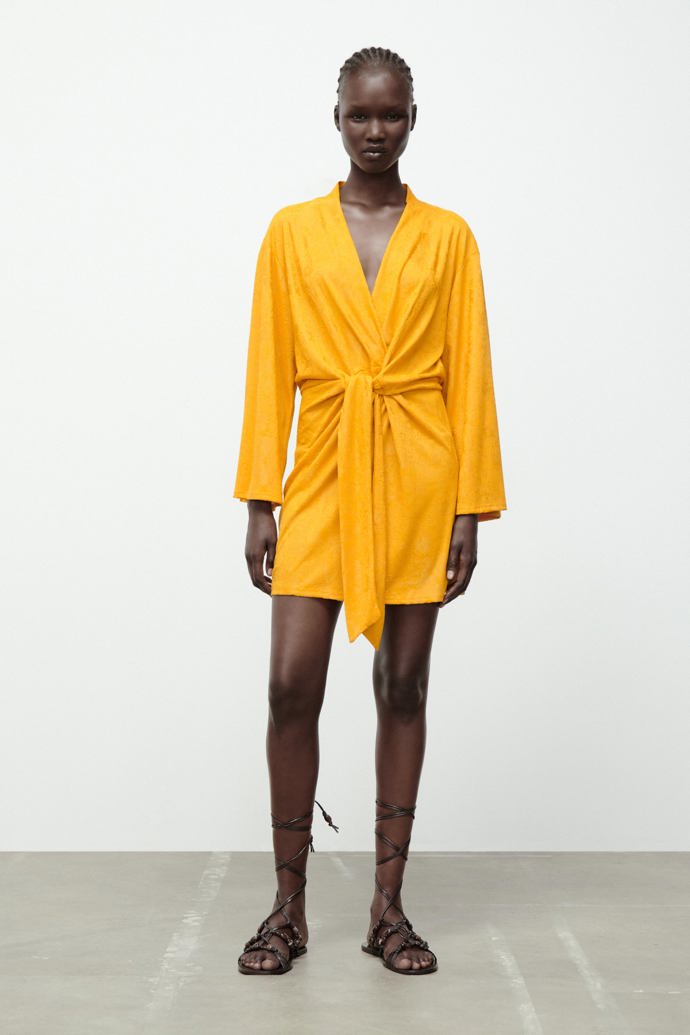 Žakárové šaty s uzlem. Zara, 799 Kč