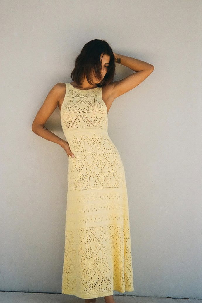 Háčkované úpletové šaty s odhalenými zády. Zara, 799 Kč