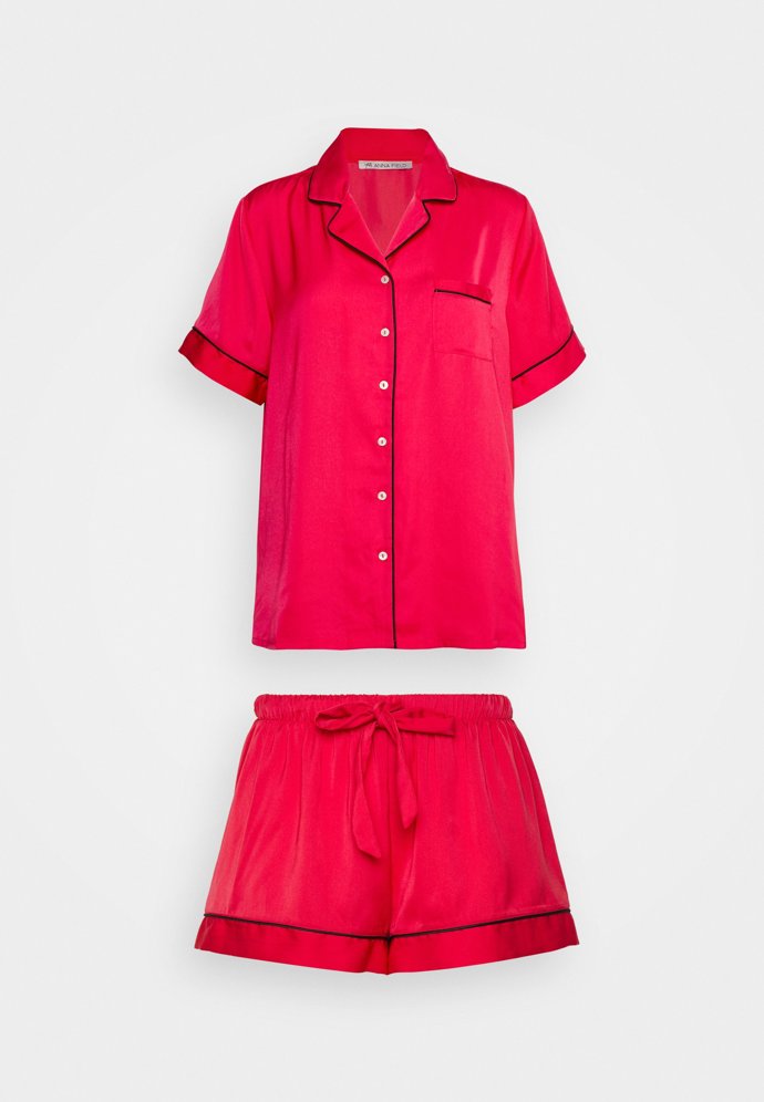 Růžová pyžamová sada. Zalando, 650 Kč. 