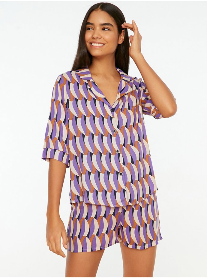 Fialové vzorované pyžamo. Trendyol, 407 Kč. 