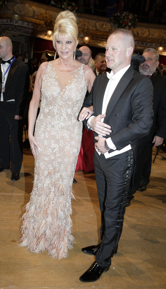 Do společnosti ovšem vždy chodila v nádherných dlouhých róbách. 