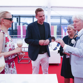 Manželé přijali pozvání na koktejl a Ladislav Špaček přítomné poučil o pravidlech jeho podávání.