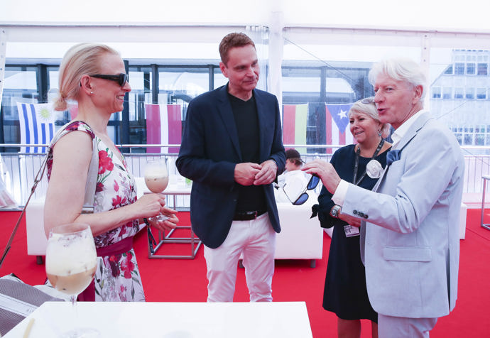 Manželé přijali pozvání na koktejl a Ladislav Špaček přítomné poučil o pravidlech jeho podávání.