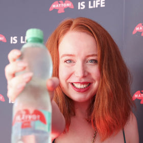 Herečku letos do Karlových Varů přilákaly koncerty, které se denně odehrávají v baru na Vřídelní kolonádě. Organizátorem jsou nejznámější karlovarské minerální vody.