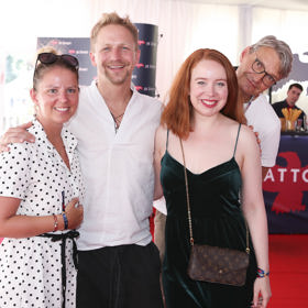 Redaktorka Lifee.cz Veronika Nováková (vlevo) se v baru vyfotila nejen s Alenou, ale také s Janem Svěrákem (vpravo) a Tomášem Klusem.