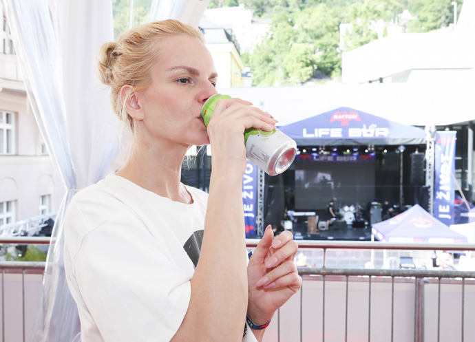 Tropické počasí na kolonádě řešila Iva vhodným oblečením a také dostatečným pitným režimem.