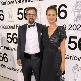 Herecký pár Jan Dolanský a Lenka Vlasáková osud Bena a Jennifer lehce připomínají. Vzali se po 19 letech od chvíle, kdy spolu začali chodit. Na rozdíl od hollywoodské dvojice ale těch téměř dvacet let strávili společně. 