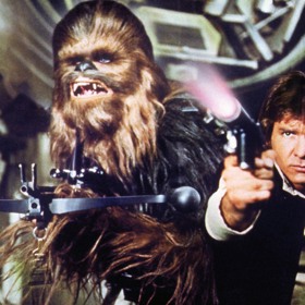 Díky roli Hana Sola se Harrison Ford stal hollywoodskou hvězdou. Jeho kolega Peter Mayhew, který si v chlupatém kostýmu zahrál neméně slavného Chewieho nebo také Žvejkala, díru do světa neudělal.