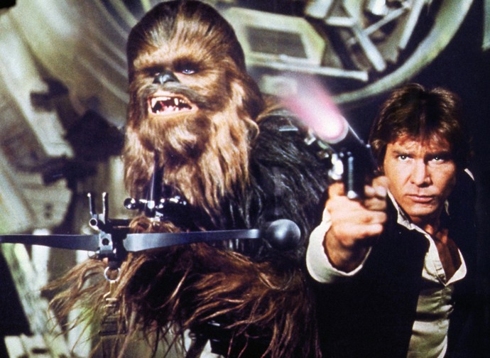 Díky roli Hana Sola se Harrison Ford stal hollywoodskou hvězdou. Jeho kolega Peter Mayhew, který si v chlupatém kostýmu zahrál neméně slavného Chewieho nebo také Žvejkala, díru do světa neudělal.