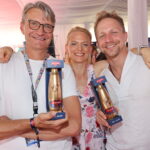 Jan Svěrák poschovával s Tomášem Klusem ve festivalovém areálu několik zlatých lahví, které oba opatřili svými podpisy. Kdo je najde?