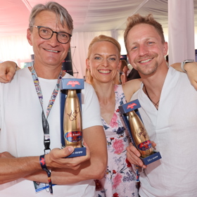 Jan Svěrák poschovával s Tomášem Klusem ve festivalovém areálu několik zlatých lahví, které oba opatřili svými podpisy. Kdo je najde?