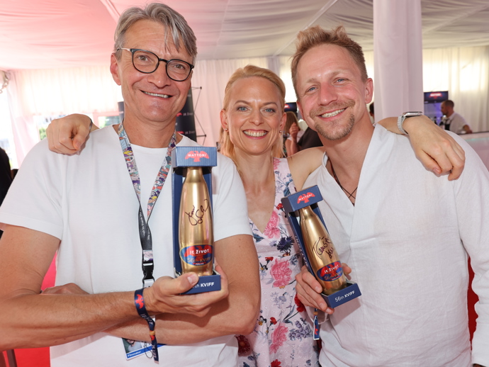 Jan Svěrák poschovával s Tomášem Klusem ve festivalovém areálu několik zlatých lahví, které oba opatřili svými podpisy. Kdo je najde?