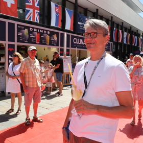 Jan Svěrák říká v rozhovoru pro Lifee, že kromě klobouku, který letos omylem zapomněl doma, mu na festivalu v Karlových Varech nic zásadního nechybí.