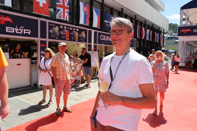 Jan Svěrák říká v rozhovoru pro Lifee, že kromě klobouku, který letos omylem zapomněl doma, mu na festivalu v Karlových Varech nic zásadního nechybí.