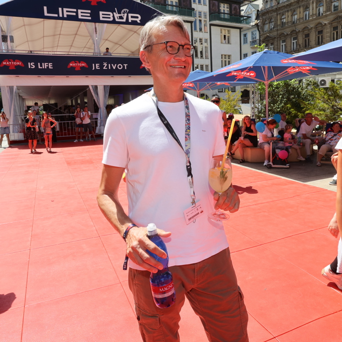 Jan Svěrák na festivalu v Karlových Varech netypicky zastupuje divadlo. A dodává, že film je vlastně podivná mrtvolka bez života.