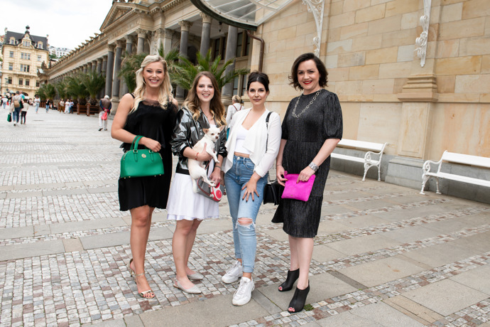 Naše redaktorky si s dvojnicí Lany del Rey užily slavnostní festivalovou atmosféru. V projektu Proměny s Lifee nalíčí Diana i vás, nezapomeňte se přihlásit.