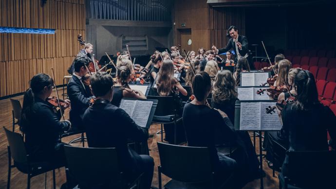 Dirigent orchestru by měl mít přirozenou autoritu, kterou si Chuhei dokázal vlastní pílí vybudovat.