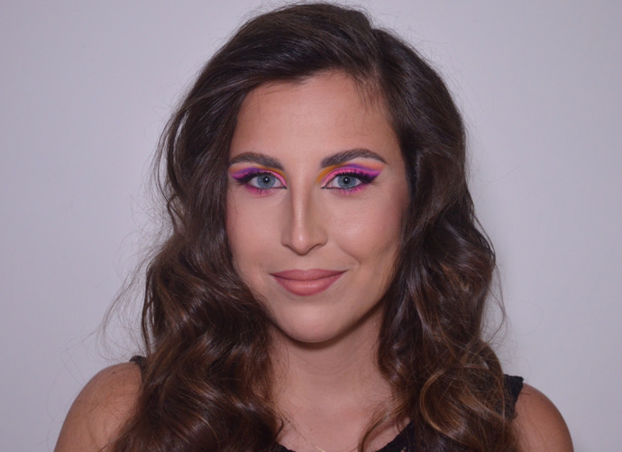 Aneta má krásné modré oči, a tak se vizážistka Diana rozhodla vsadit na výraznější barevné líčení, které je nádherně podtrhlo. A výsledek skutečně stojí za to. 