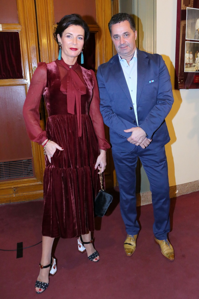 Paní Daniela je velmi půvabná žena, která dobře ví, jak se do společnosti vhodně obléknout.