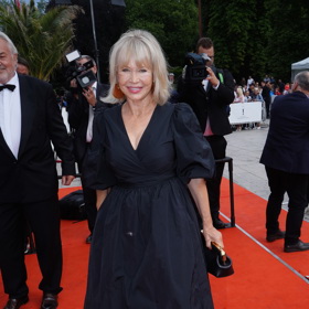 Herečka Jana Švandová vsadila na černou klasiku. Zvolila šaty s rukávy, které jsou pro ženy zralého věku ideální volbou.