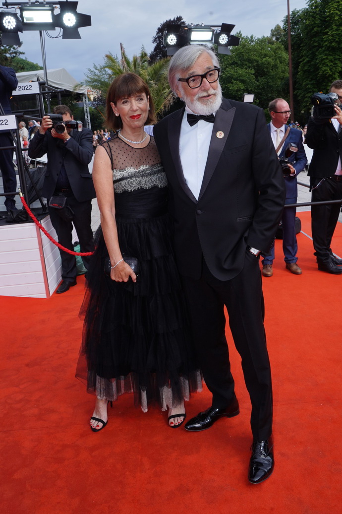 I krajka ale může jen zdobit a nebýt ústředním motivem looku.