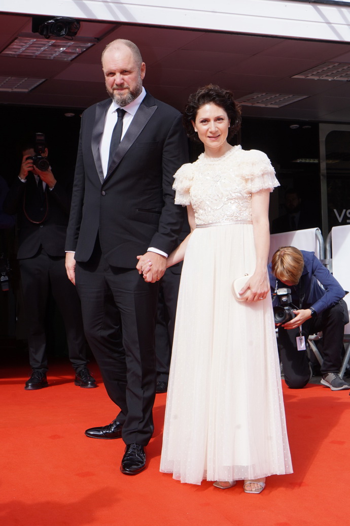 Herečka Martha Issová zvolila elegantní bílou róbu. Přišla - jako už tradičně - v doprovodu svého partnera Davida Ondříčka.